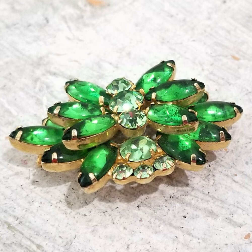 Vintage Green Glass Rhinestone Layered Brooch Gold Tone Navette Chaton - Picture 4 of 6